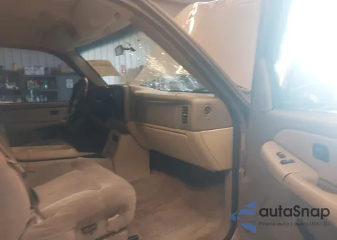 2000 Chevrolet Suburban 1500 Ls z USA, uszkodzony, nr VIN 3GNFK16T6YG120637